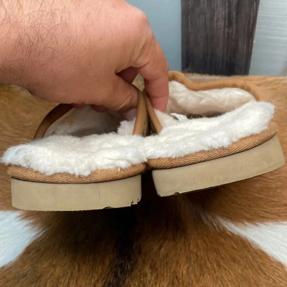 Womens UGG winter slippers size 6 chexk them out very nice thanks 🙏 - Picture 4 of 9